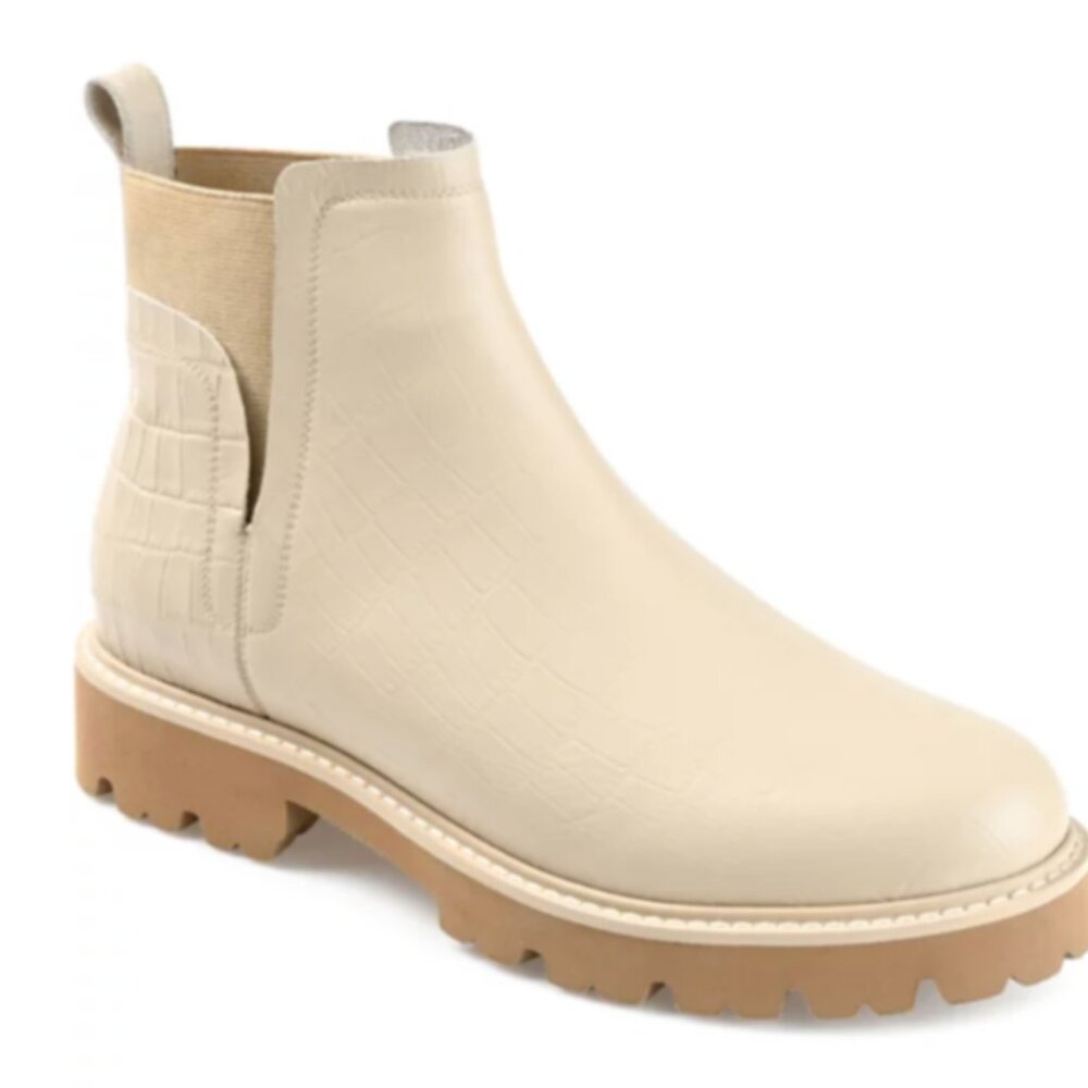 Journee Signature Women's Bristol Lug Sole Ankle Booties 7